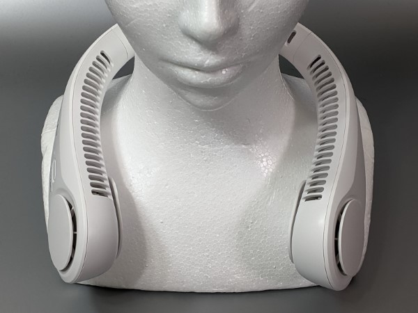 首に掛けた状態。上面にある無数のスリットから上向きに風が出る構造です