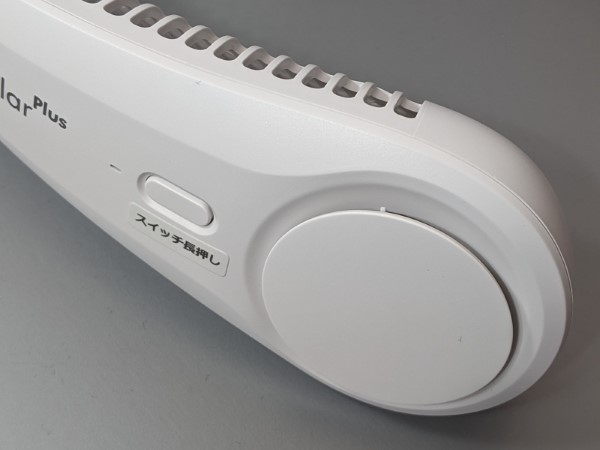 先端横にある円盤部の周囲の隙間から空気を吸い込みます