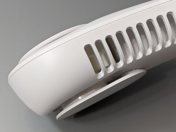 吸気口は外側だけでなく内側にもあります。髪を巻き込みにくい構造です