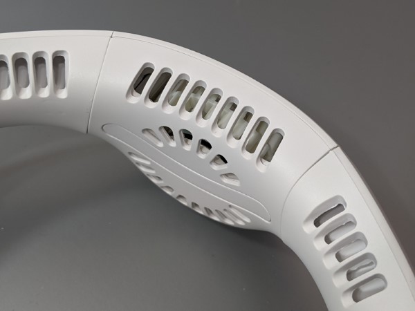 首の後ろにも吸気口があるのが、前方2つしかない他製品と比べた場合の強みです