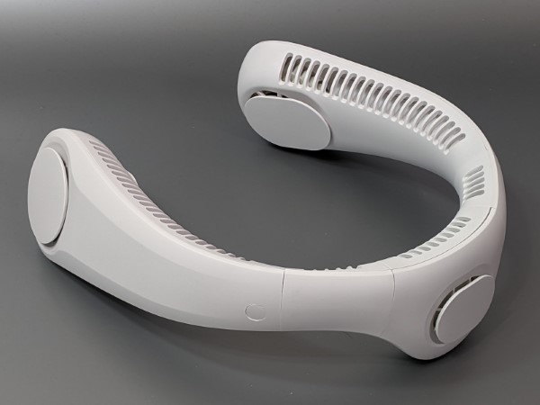 4000mAhのバッテリーを内蔵するため、重量は約295gとややヘビーなのが欠点です