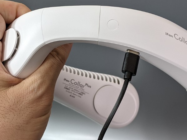 USB Type-Cケーブルで充電します。約3時間の満充電で2.5～8.5時間駆動します