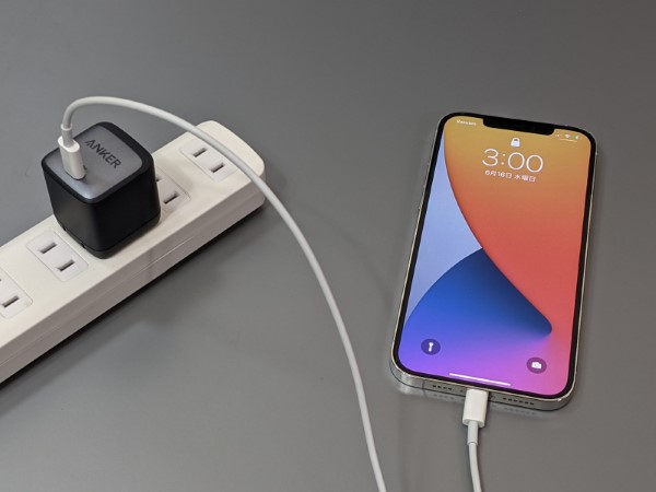 USB PD対応のスマホと共用できますので外出時の荷物を減らすのに役立ちます