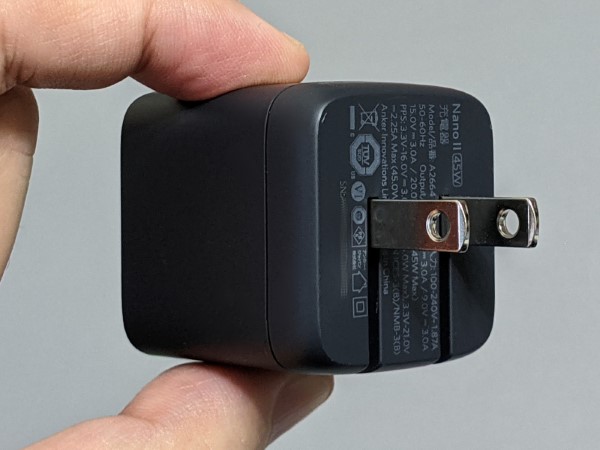 日本国内向けの2Pプラグ仕様。持ち歩く時は折り畳めます