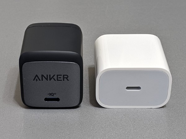 iPadに添付されるApple 20W充電器との比較。最大出力は2倍以上ながら体積は同等