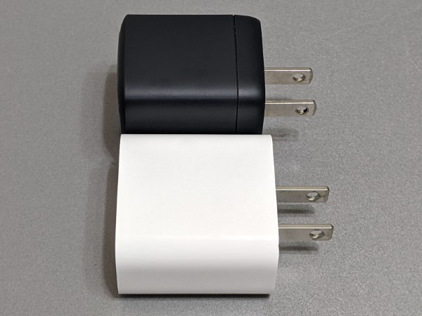 Apple 20W充電器はプラグが折り畳めないので持ち歩き時は本製品が有利です
