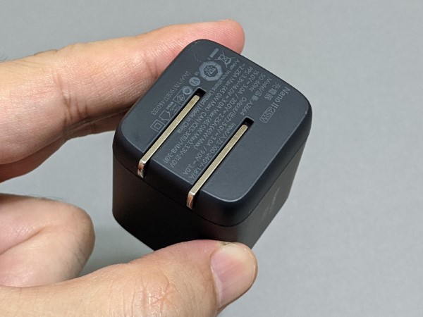 プラグを折りたたむとほぼ完全な立方体の形状になります。全長も実測わずか4cmしかありません