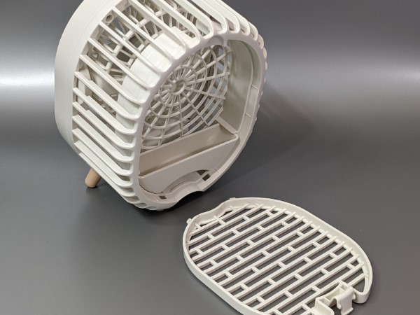 背面のフタを外して、アイスパック（保冷剤）を入れることができます