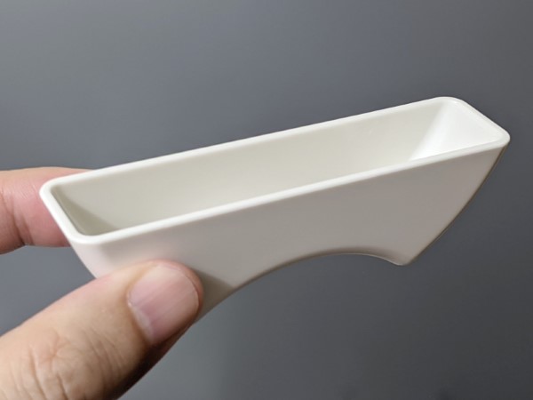 結露でたまった水はトレイにたまるので外部にこぼれず、清掃も容易です