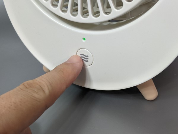 電源ボタン。繰り返し押すと弱→リズム→強と風量を3段階で切り替えられます