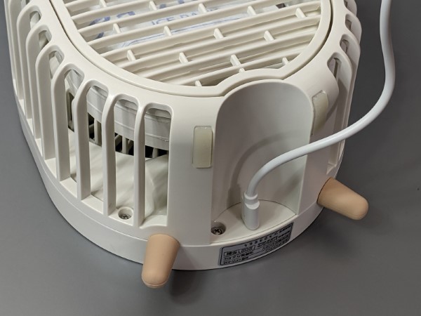 通常はケーブルで給電しますが、バッテリーを使っての駆動にも対応します。バッテリー駆動では最大8時間の運転が可能です