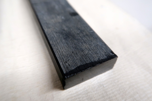 木材のように細かい線が入っている「糸目（いとめ）」と呼ばれる墨。このように細かい凹凸がしっかりと残っているのは良質の証
