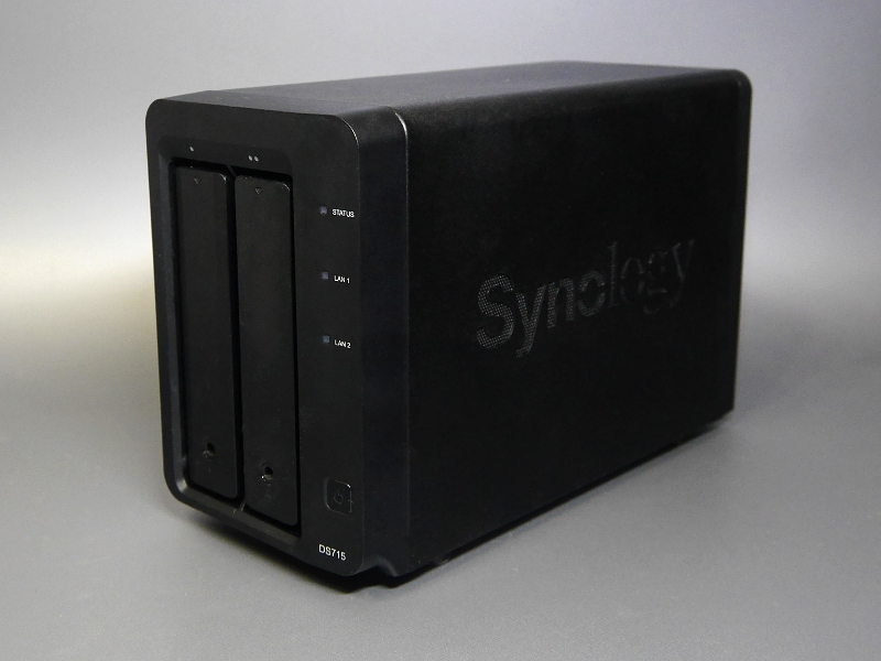 NASの一例。これは2台のハードディスクドライブをカートリッジで装着できるSynology（シノロジー）の2ベイNAS「DS715」。10ベイ以上にもおよぶモデルもあります