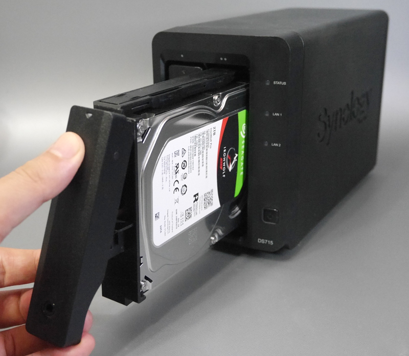 IronWolfは24時間365日稼働のNASに組み込んで使うのに最適。もっとも、それ以外の用途にも幅広く対応できるのは、NAS専用をうたう他社製品にはない特徴の一つです