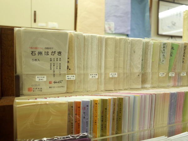 日本各地のはがきが揃っている。まずは手頃なサイズで各地の紙を試してみるのも楽しい
