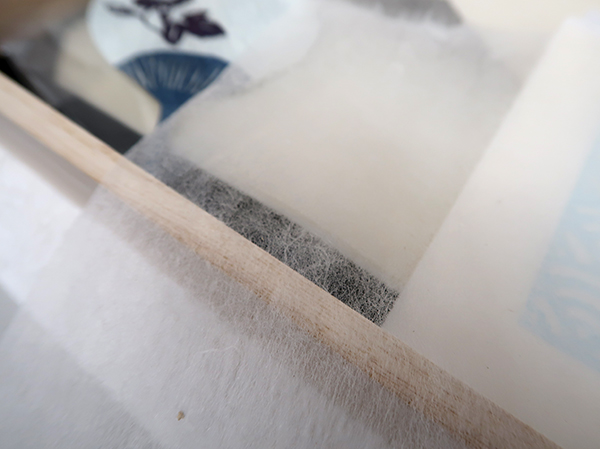 楮から作られている吉野紙（奈良県）は、透けるほどの薄さ。漆を漉す時に使われるのだとか