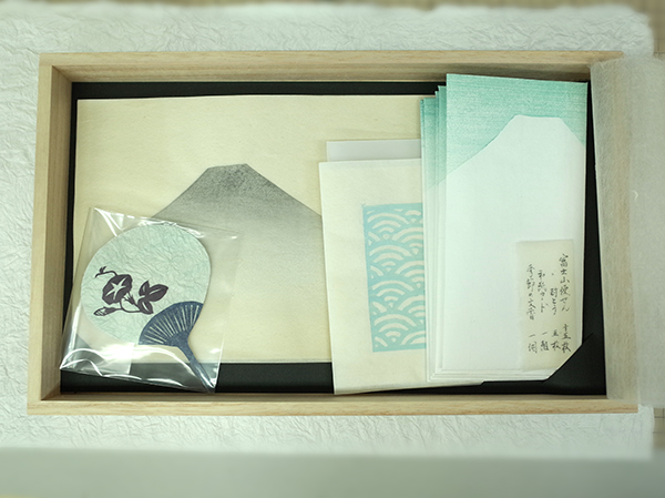 山形屋紙店オリジナルの便箋と封筒のセット。木版で一枚ずつ手刷りによって富士山のモチーフが刷られている。石州半紙（島根県浜田市）を使用した作家とのコラボレーション商品