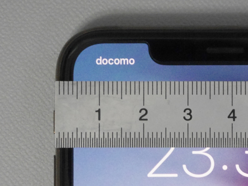 iPhone Xs Maxの場合、ベゼル幅は側面の厚みを入れても約4mmと、本製品の半分以下です