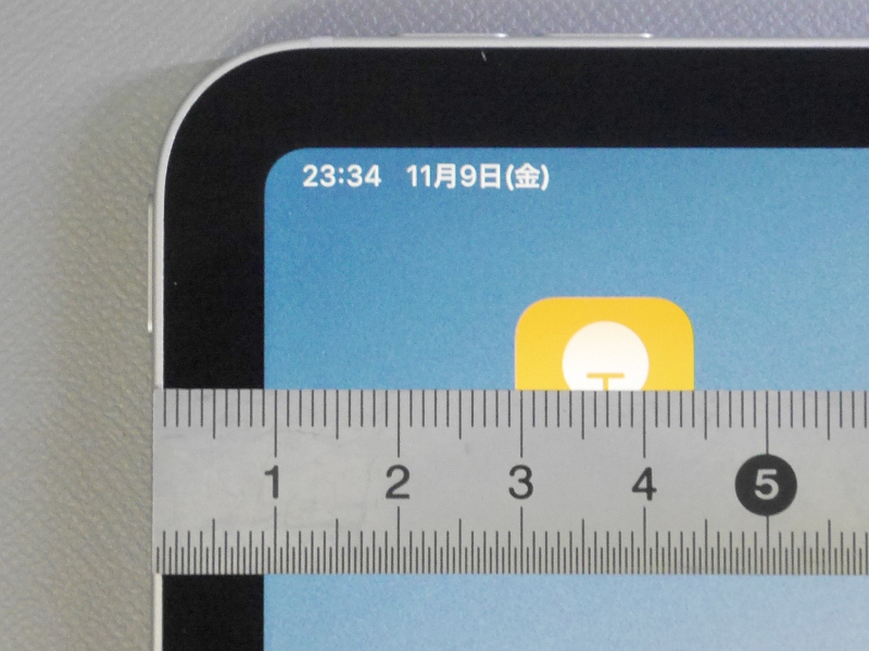 新しいiPad Proのベゼルは上下左右ともに約9mmあり、ベゼルレスと呼ぶには太めです