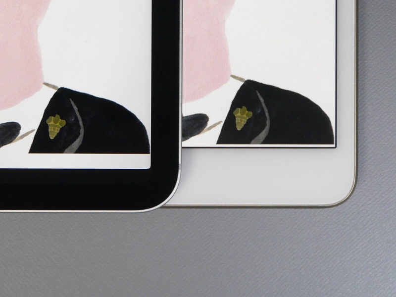 新しい11インチモデル（左）は余白部分が目立ちます。こうした例は多く存在します