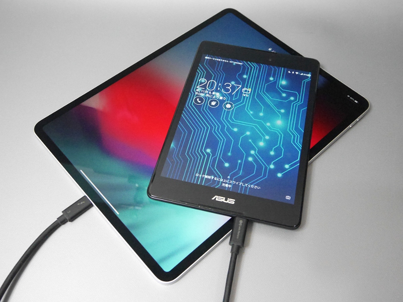 USB-C経由でほかのデバイスを充電できます。これはAndroidタブレットと接続した様子