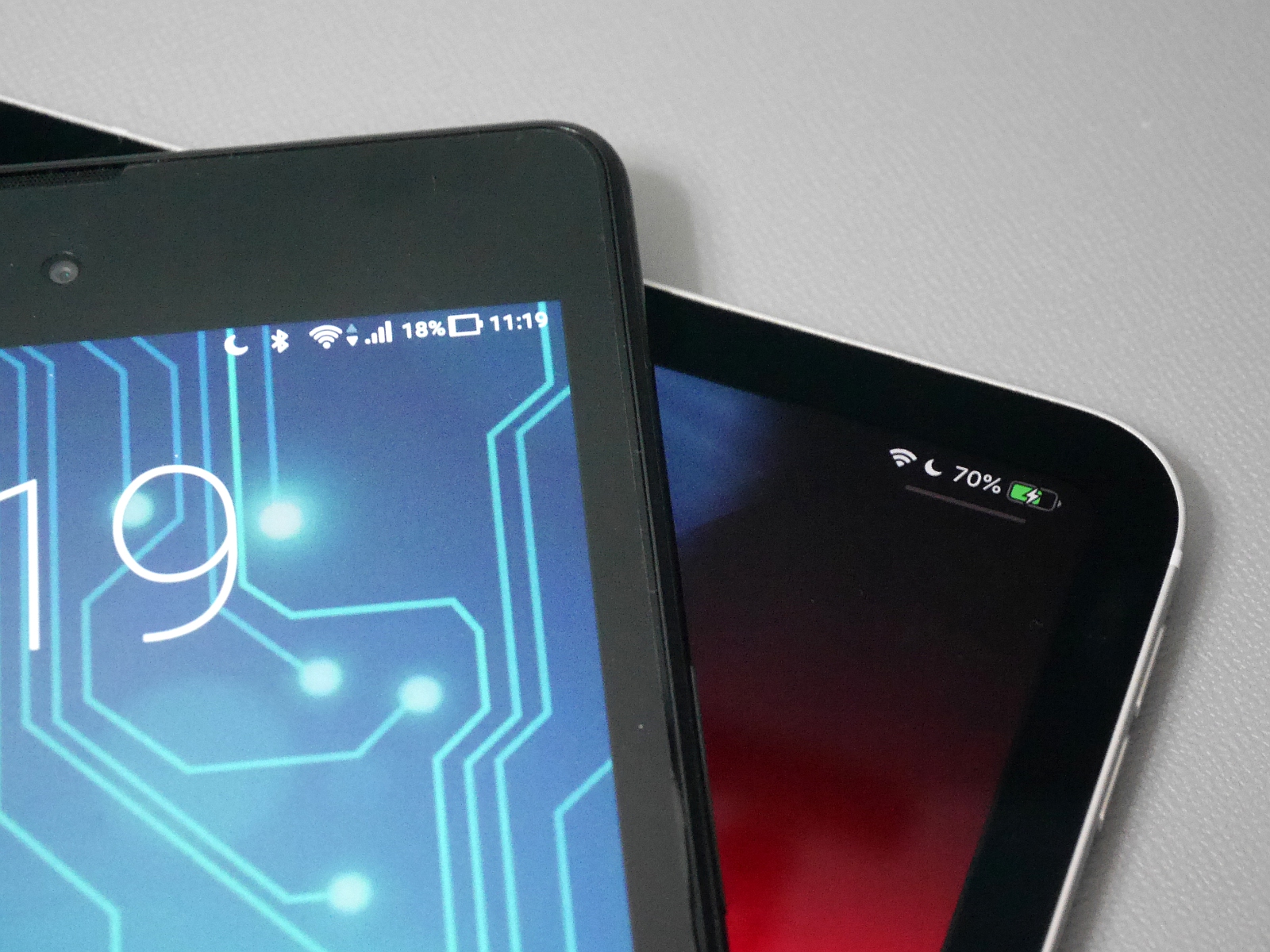 よく見ると、充電していたはずなのに、逆に給電する側に回っていることも？