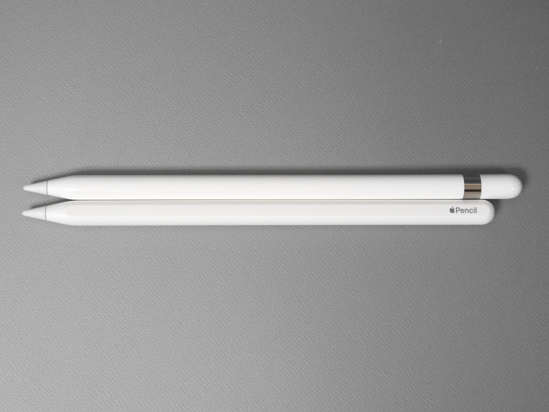 Apple Pencil。上が初代、下が今回発売された第2世代。若干短くなっています