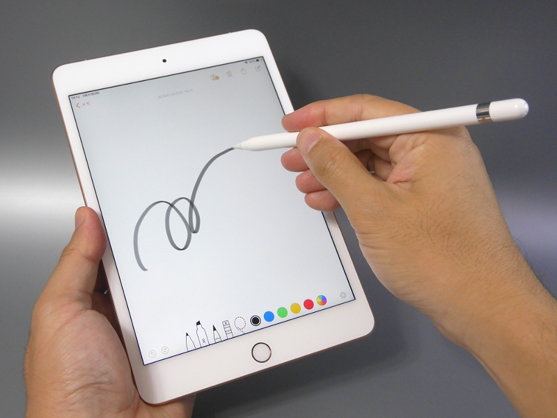 もちろん縦向きに使うことも可能。立ったまま使う場合はこのほうが持ちやすいかも