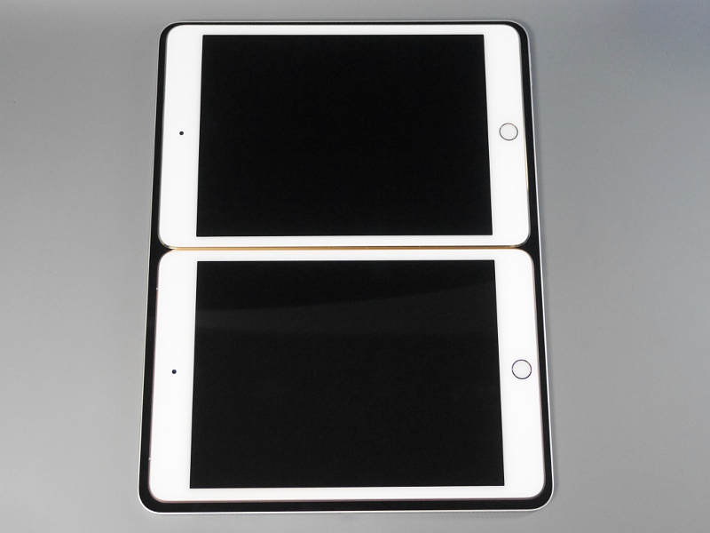 サイズはコンパクト。2台並べた状態が12.9インチiPad Pro（下）とほぼ同じです