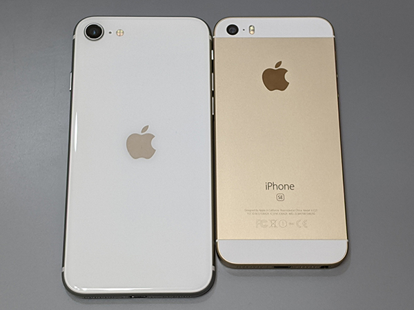 4型の初代iPhone SE（右）ほどボディサイズはコンパクトではありません