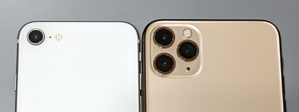 超広角、広角、望遠の3つのレンズを備えたiPhone 11 Pro Max（右）と異なり、本製品が備えるのは広角レンズのみ。またナイトモードにも非対応です