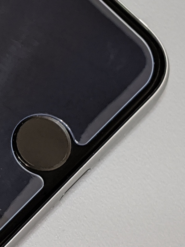 iPhone 8用の保護シートを本製品に貼ると、すぐに端から浮いてきてしまいます