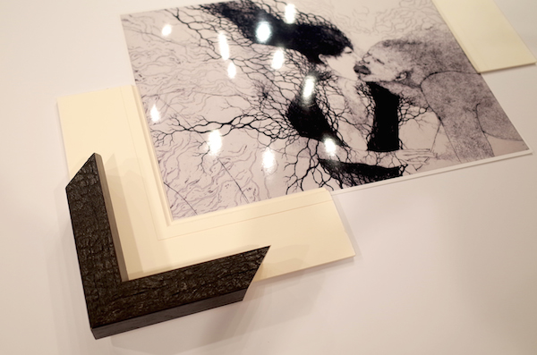 木の質感が印象的な太い黒の額縁。存在感は強いものの、見事に作品の世界感と調和している 