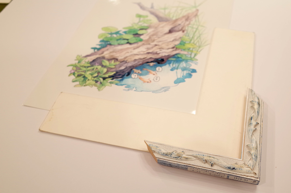 描かれているモチーフから発想して、葉のレリーフが施された額縁も試してみる。より可愛らしい印象に 