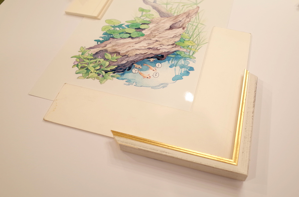 内側が金で塗装された額縁なら、落ち着いたなかにも品がある印象に