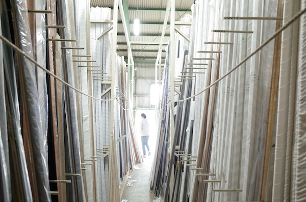 倉庫には、長さ約3mの棹がところ狭しと並んでいる