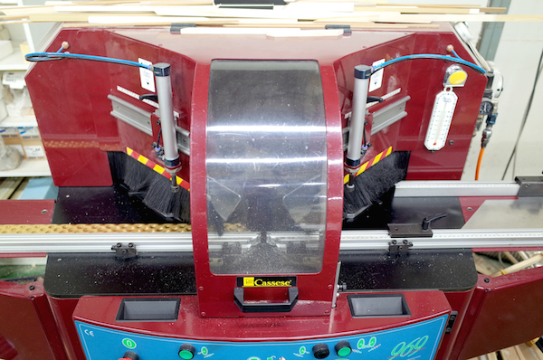 左右から丸ノコでカットするダブルマイターソー