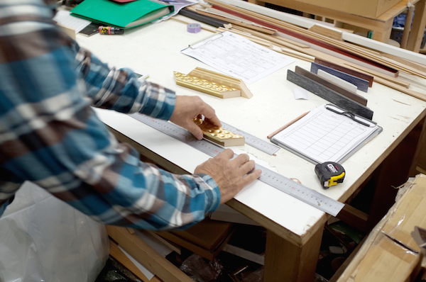 カットしたものを定規で計って、寸法を確認する