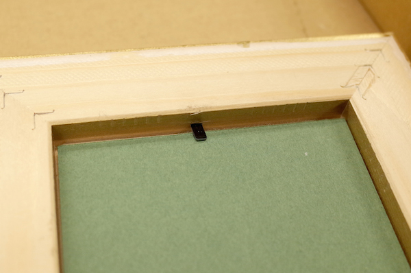 ダストカバーと裏板を固定するトンボ