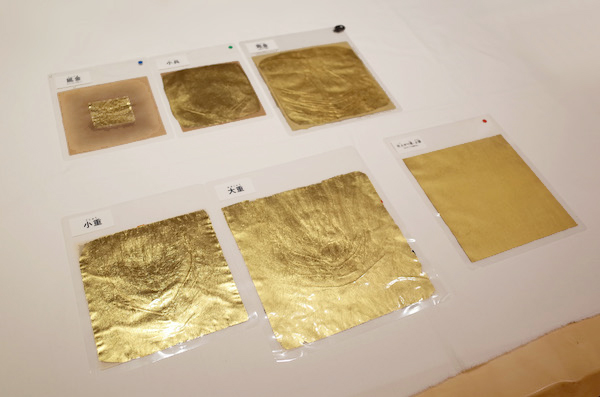 澄職人は、金に銀と銅を合わせて1/1,000ミリの薄さにする。左上（延金）→右上、左下→右下（上澄）の順で行程を経る 