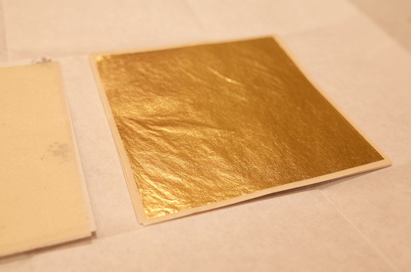 縁付は金箔よりも紙の方が大きく、縁があることから「縁付」と呼ばれる