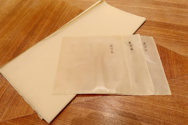 手漉きの雁皮紙（左）と、箔打紙（右）