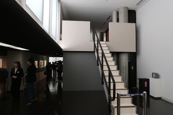 二階展示室（3カ所に点在するオブジェのような階段）