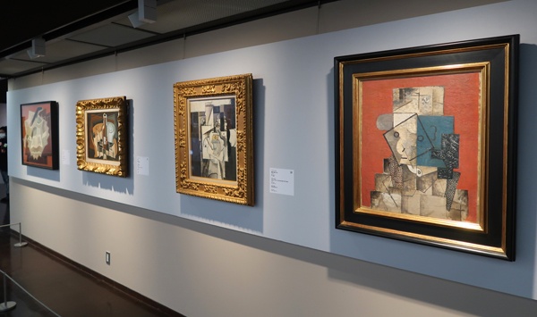  キュビスム画家たちの絵画  右から、パブロ・ピカソ「帽子の男」、パブロ・ピカソ「葡萄の帽子の女」、フアン・グリス「円卓」、フアン・グリス「開いた本」