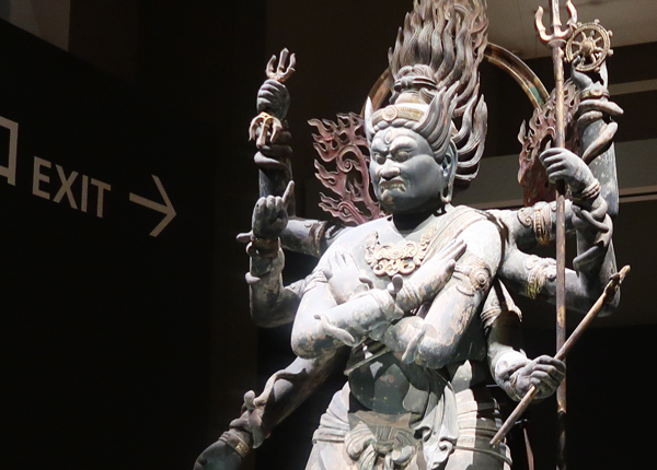 国宝　軍荼利明王立像　東寺所蔵　平安時代・承和6年（839年） 腰には虎布をまとい、手足に蛇を巻き付けるなど呪術性を感じる表現が特徴