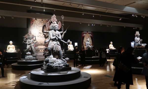 「仏像曼荼羅」展示風景 左手前：国宝　降三世明王立像　東寺所蔵　平安時代・承和6年（839年）