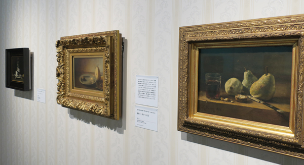 バレル・コレクションの静物画 左から サミュエル・ジョン・ペプロー「コーヒーとリキュール」1898年頃 ルイ＝ギュスターヴ・リカール「静物―洋ナシと皿」 フランソワ・ボンヴァン「コップ、洋ナシ、ナイフのある静物」1884年 <!--アントワーヌ・ヴァロン「静物」1865年頃--> 