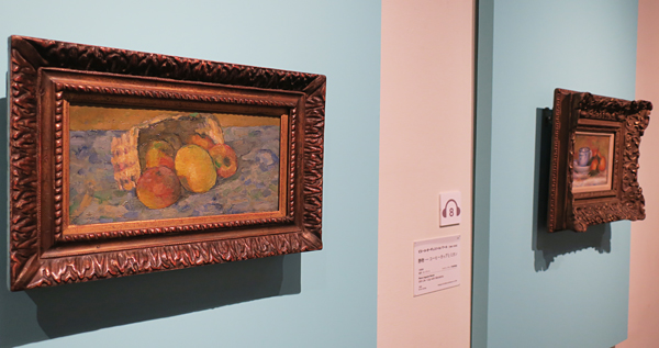 ＜ケルヴィングローヴ美術博物館所蔵の静物画＞ 左から ポール・セザンヌ「倒れた果物かご」1877年頃 ピエール・オーギュスト・ルノワール「静物―コーヒーカップとミカン」1908年