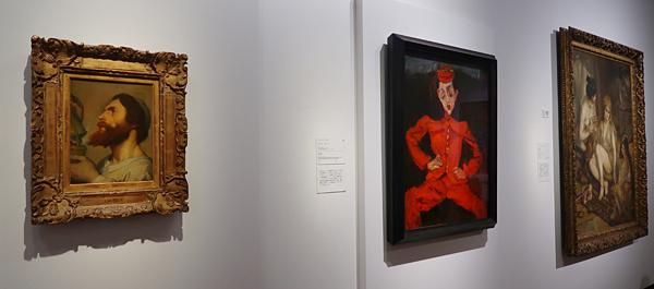 左：ジャン＝オーギュスト＝ドミニク・アングル《男の頭部》（《ホメロス礼賛》のための習作）1827年頃　ポーラ美術館 中央：ハイム・スーティン《ページ・ボーイ》1925年 パリ国立近代美術館・ポンピドゥーセンター 右：ピエール=オーギュスト・ルノワール《アルジェリア風のパリの女たち（ハーレム）》1872年　国立西洋美術館