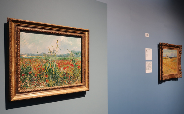 左：フィンセント・ファン・ゴッホ『麦畑とポピー』1888年 イスラエル博物館 右：フィンセント・ファン・ゴッホ『麦畑』1888年6月 P.＆N.デ・ブール財団所蔵